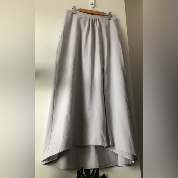 Park & Fifth Dresses & Skirts - PARK & FIFTH CO. GREY FLOWY HIGH RISE MIDI SKIRT SIZE 8 LIKE NEW